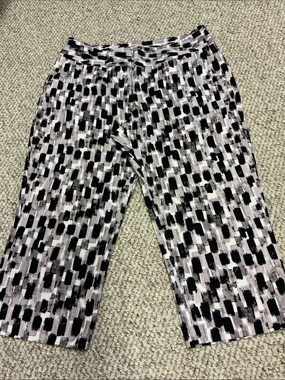 Laura Ashley Black & White Abstract-Print capris. Size 12